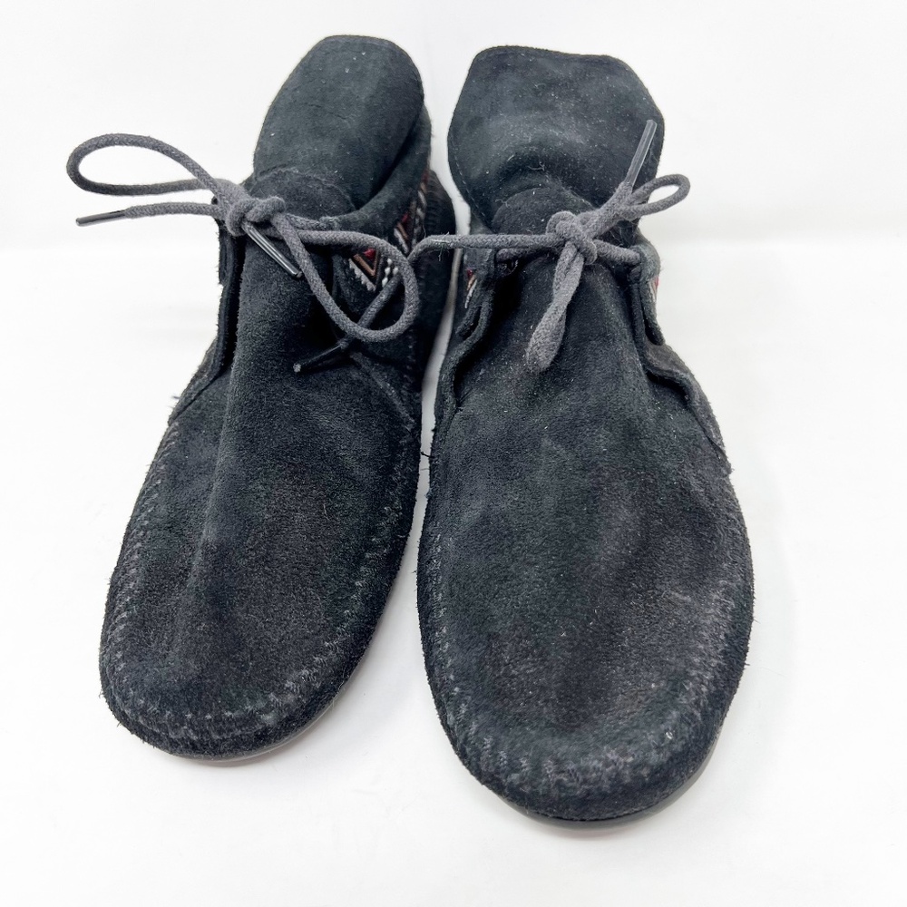 Minnetonka Women's Moccasin Size 9 Black Leather Suede Embroidery Flap Soft Sole